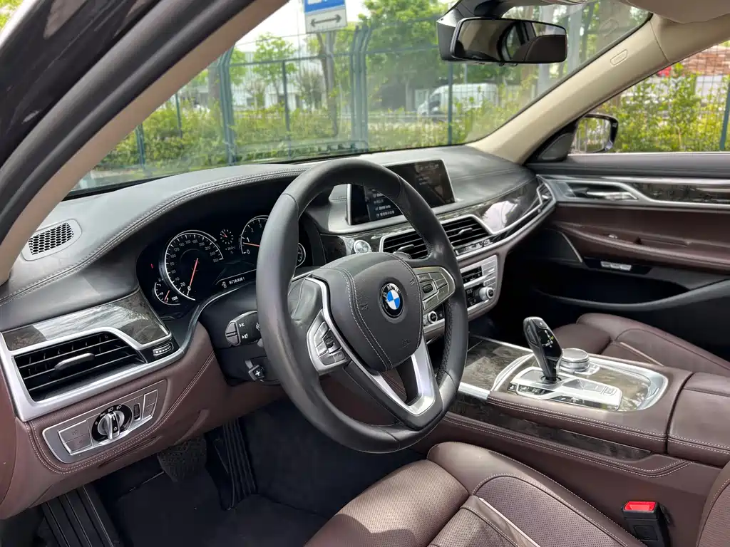 BMW 7 Series 2017 — фото 9