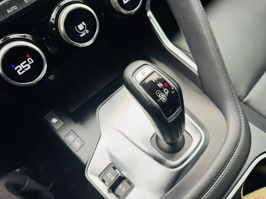 Jaguar E-PACE 2019 — фото 15