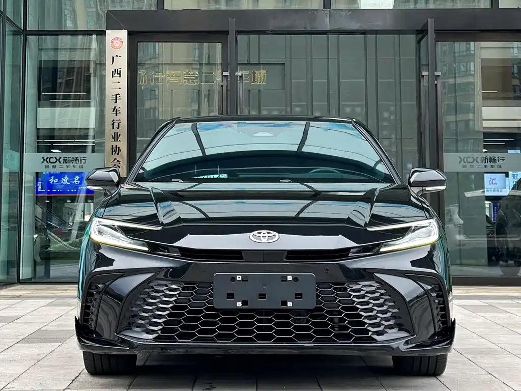 Toyota Camry 2024 — фото 2