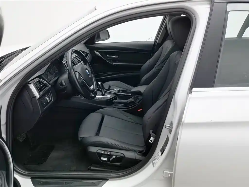 BMW 3 Series 2019 — фото 10