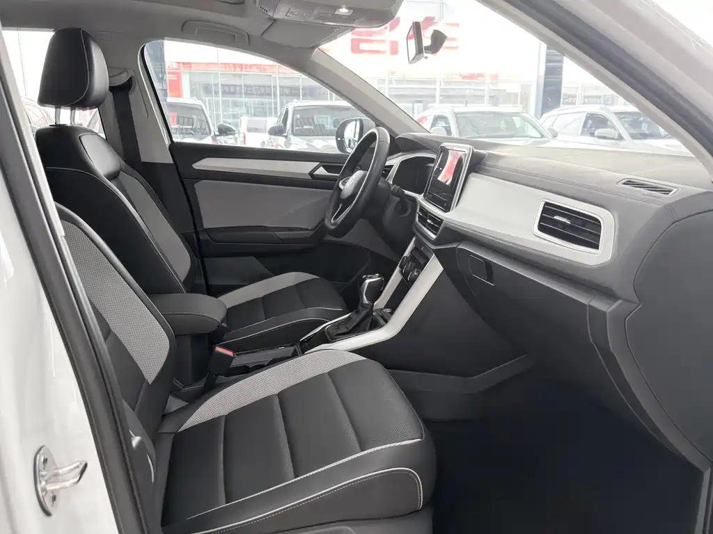 Volkswagen T-Roc 2023 — фото 11