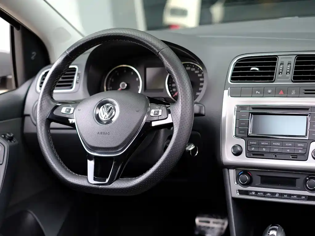 Volkswagen Polo 2015 — фото 35
