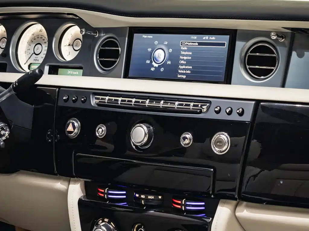 Rolls-Royce Phantom 2015 — фото 26