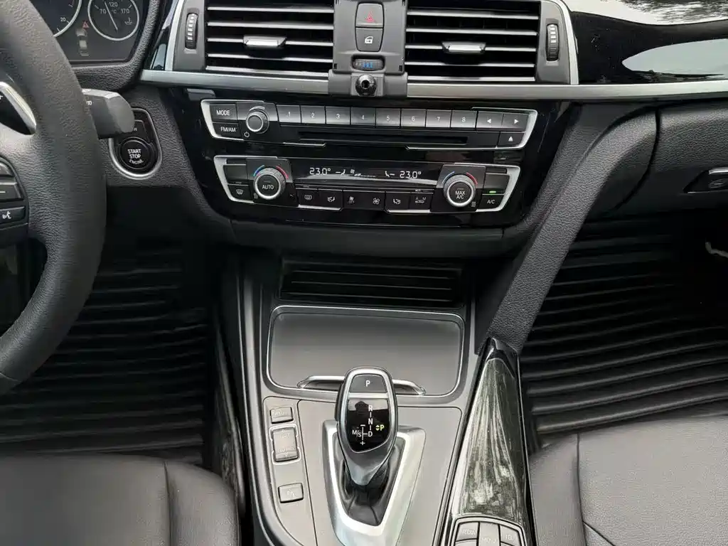 BMW 3 Series 2017 — фото 17