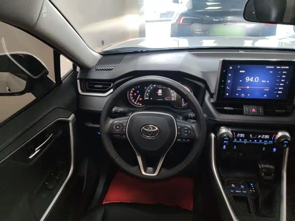 Toyota RAV4 2023 — фото 11
