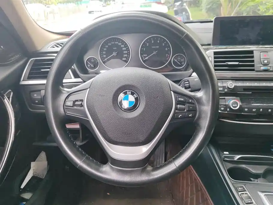 BMW 3 Series 2019 — фото 15