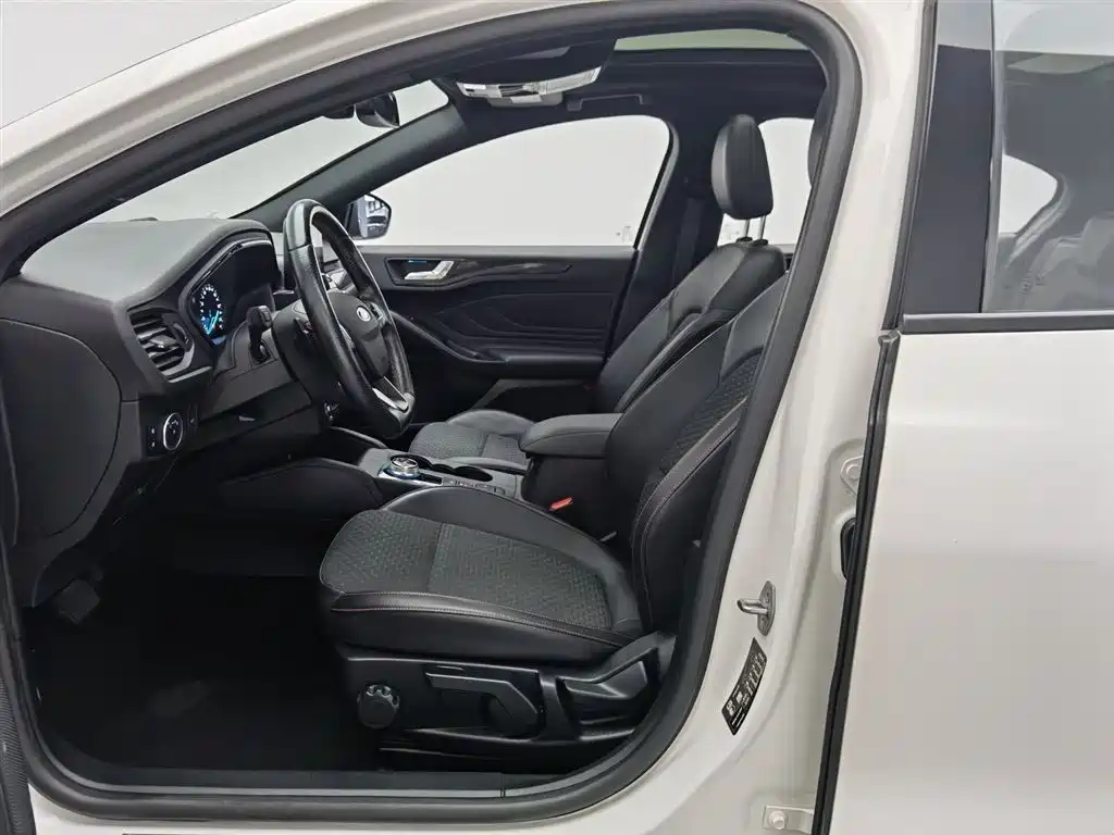 Ford Focus 2020 — фото 10