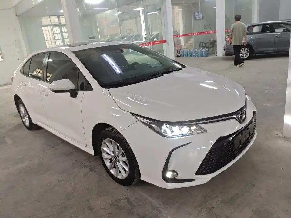 Toyota Corolla 2023 — фото 1