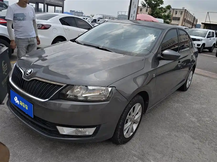 Skoda Rapid 2015 — фото 1