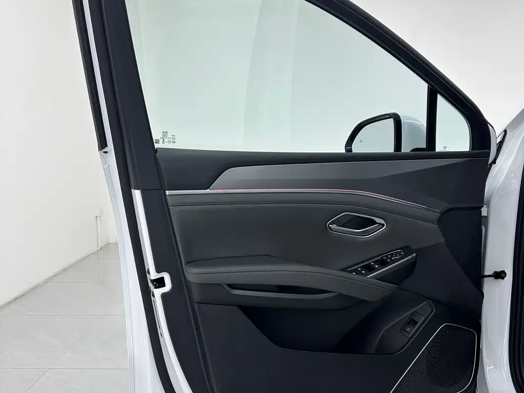 BYD L DM-i 2025 — фото 20