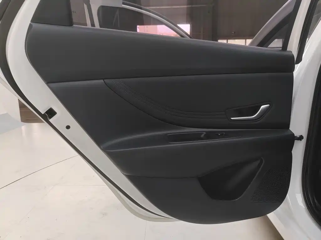 Hyundai Elantra 2023 — фото 19