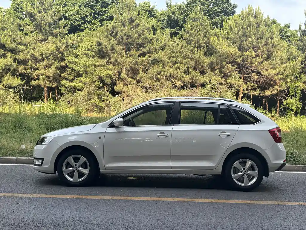 Skoda Rapid Spaceback 2015 — фото 3