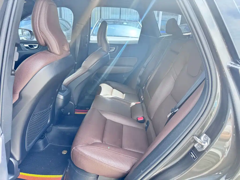Volvo XC60 2021 — фото 12