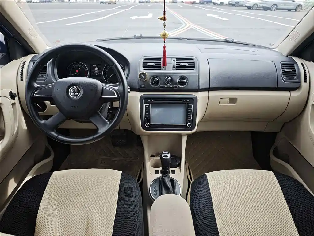 Skoda Fabia 2014 — фото 14