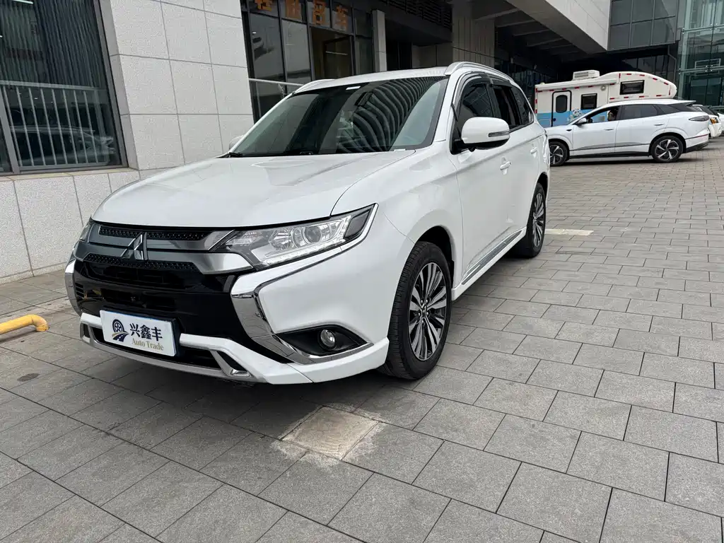 Mitsubishi Outlander 2022 — фото 1