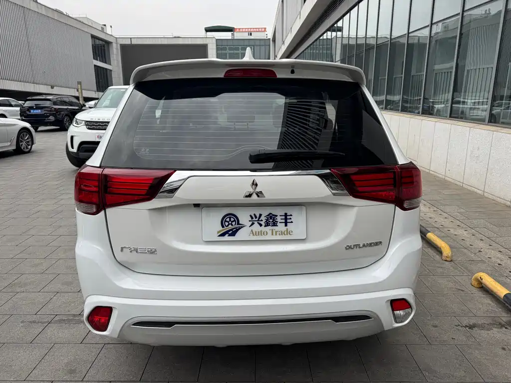 Mitsubishi Outlander 2022 — фото 9