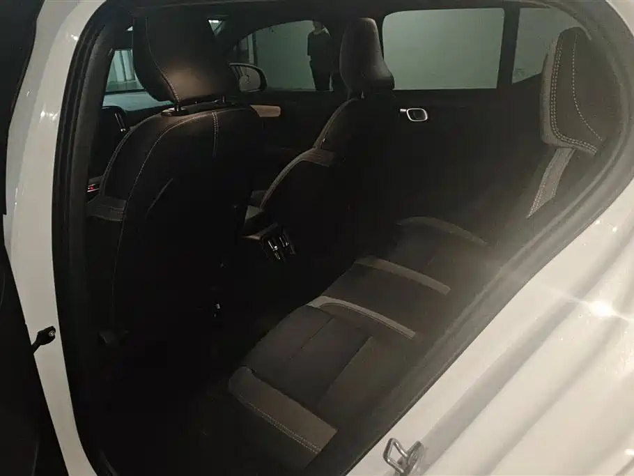Volvo XC40 2023 — фото 11