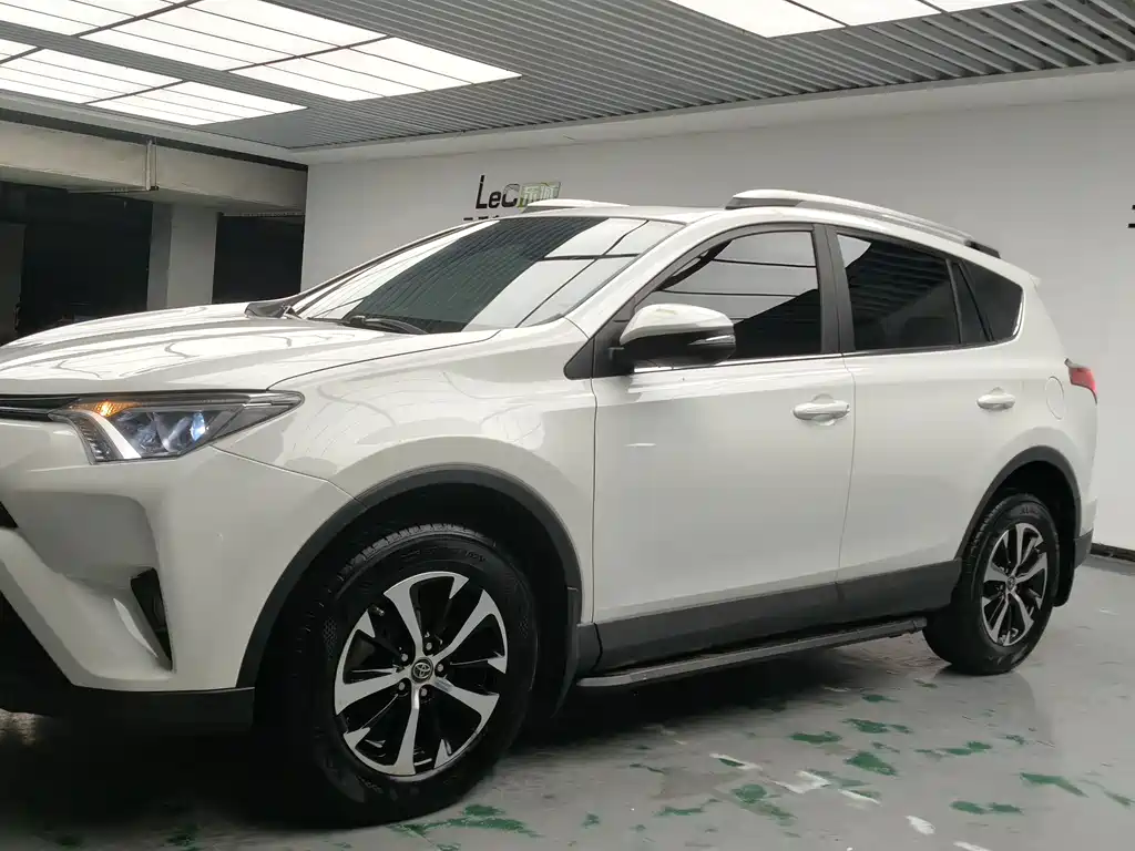 Toyota RAV4 2019 — фото 2