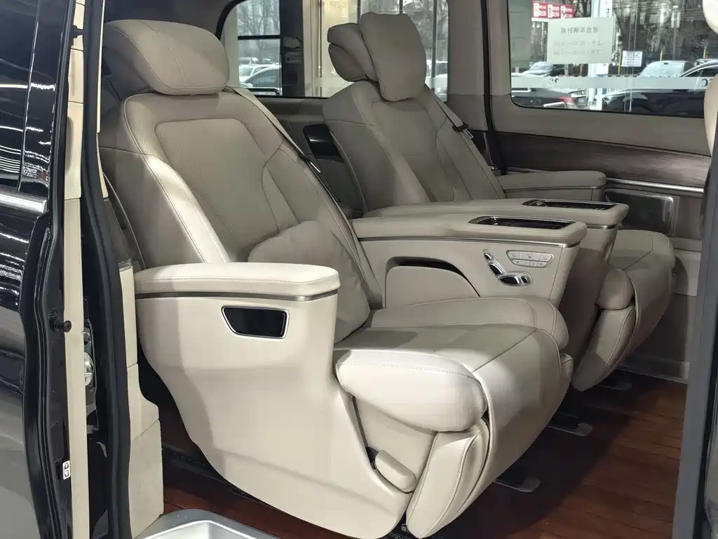 Mercedes-Benz V-Class 2023 — фото 18