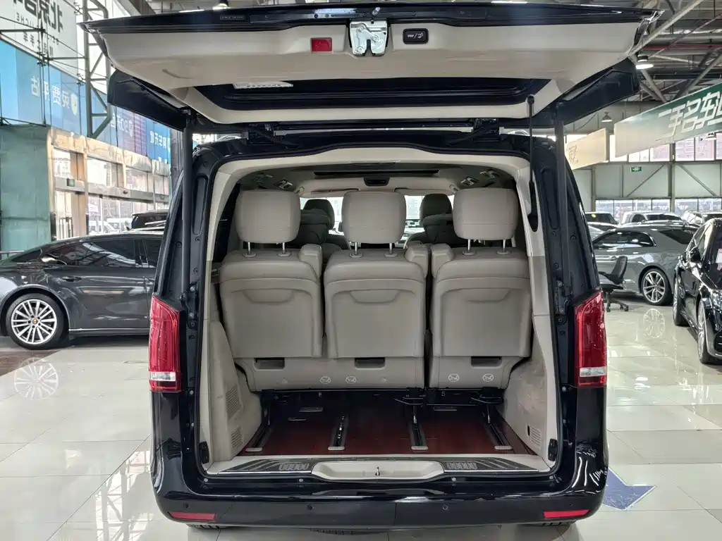 Mercedes-Benz V-Class 2023 — фото 21