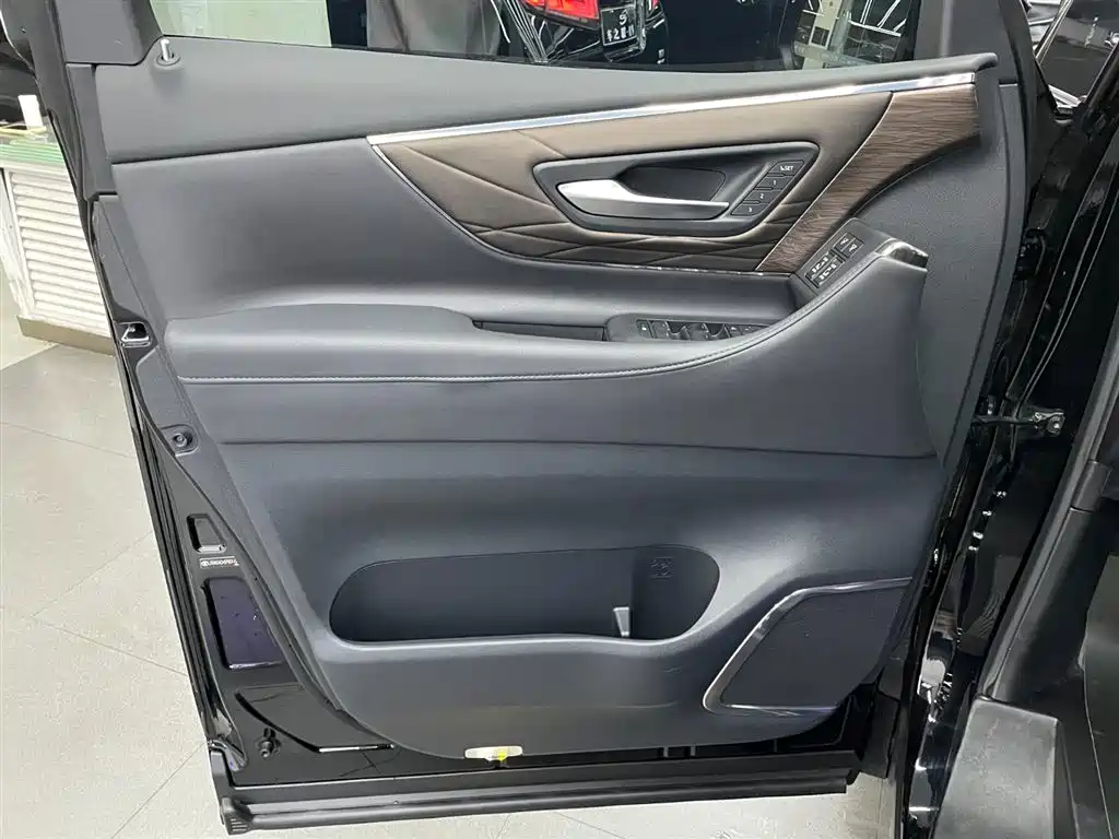 Toyota Vellfire 2024 — фото 13