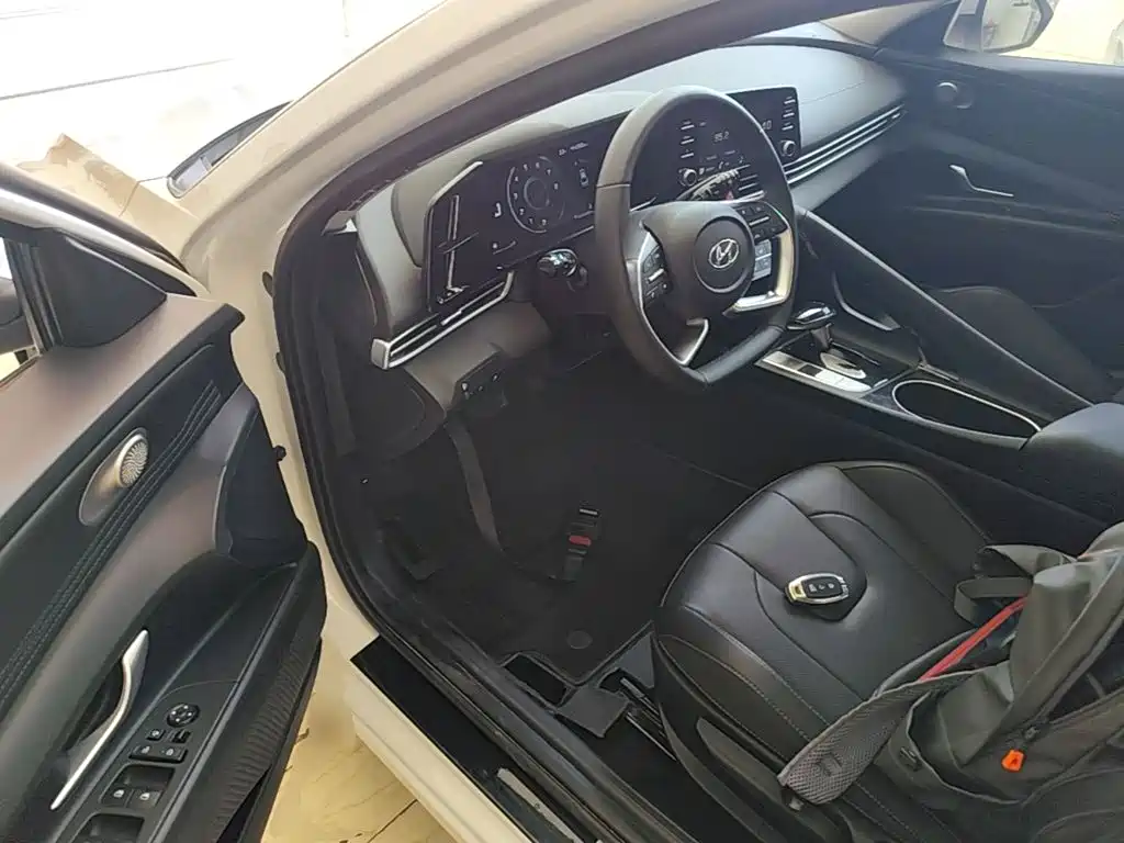 Hyundai Elantra 2023 — фото 16