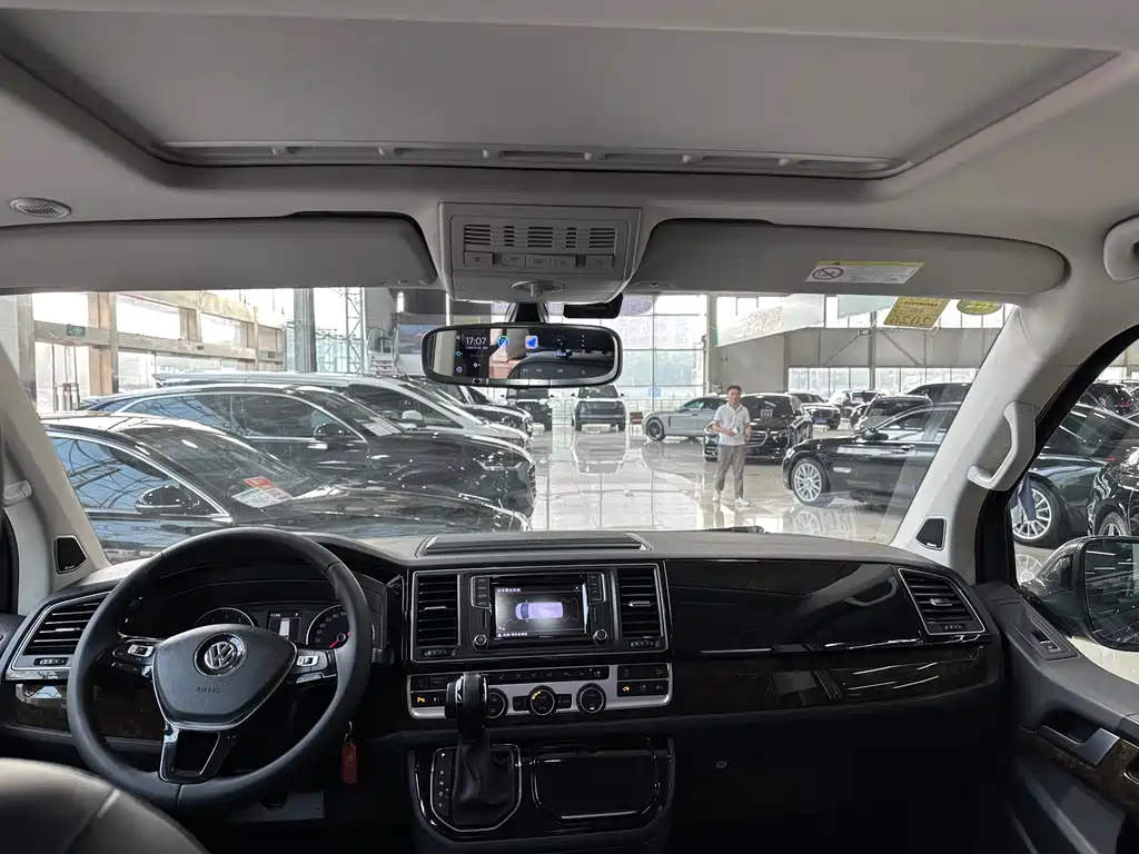 Volkswagen Multivan 2018 — фото 15