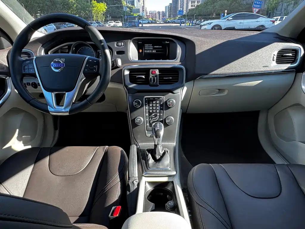 Volvo V40 2015 — фото 15