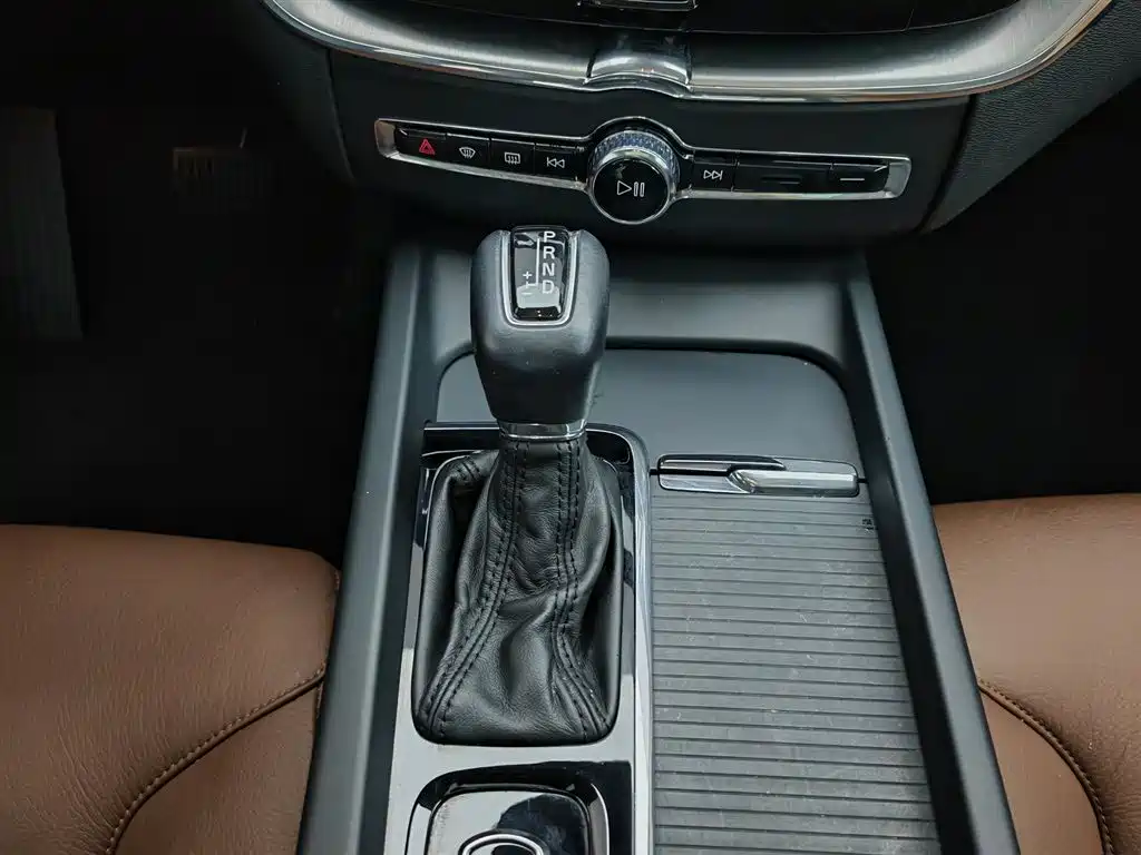 Volvo XC60 2019 — фото 13