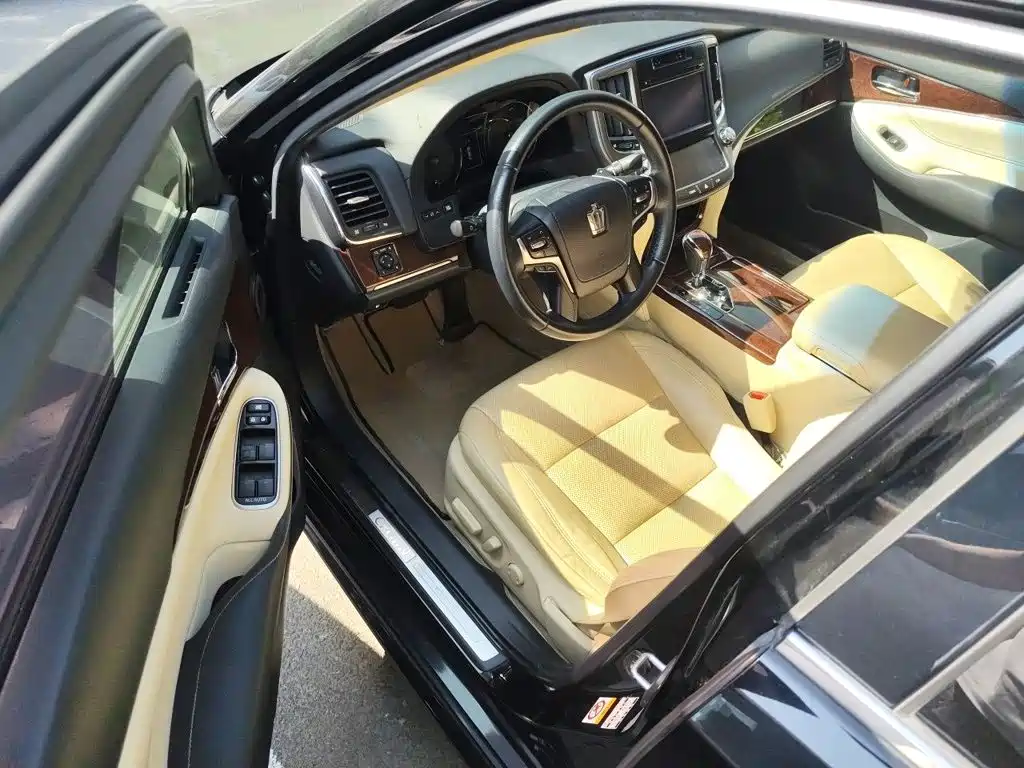 Toyota Crown 2018 — фото 14