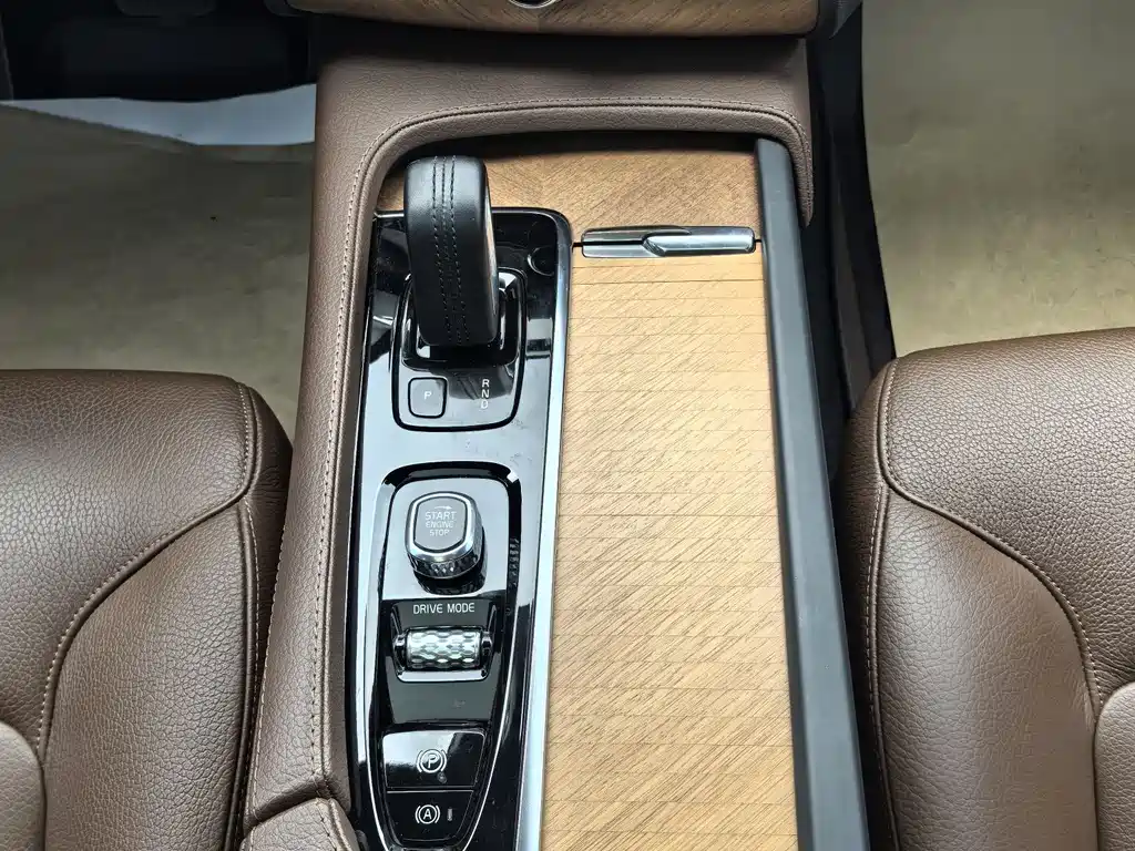 Volvo XC90 2021 — фото 14