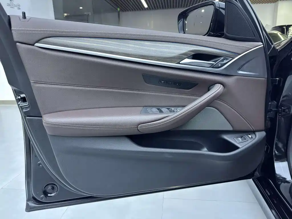 BMW 5 Series New Energy 2020 — фото 17