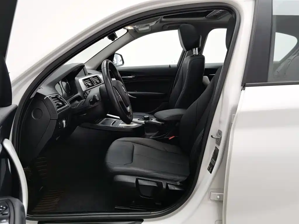 BMW 1 Series 2019 — фото 10