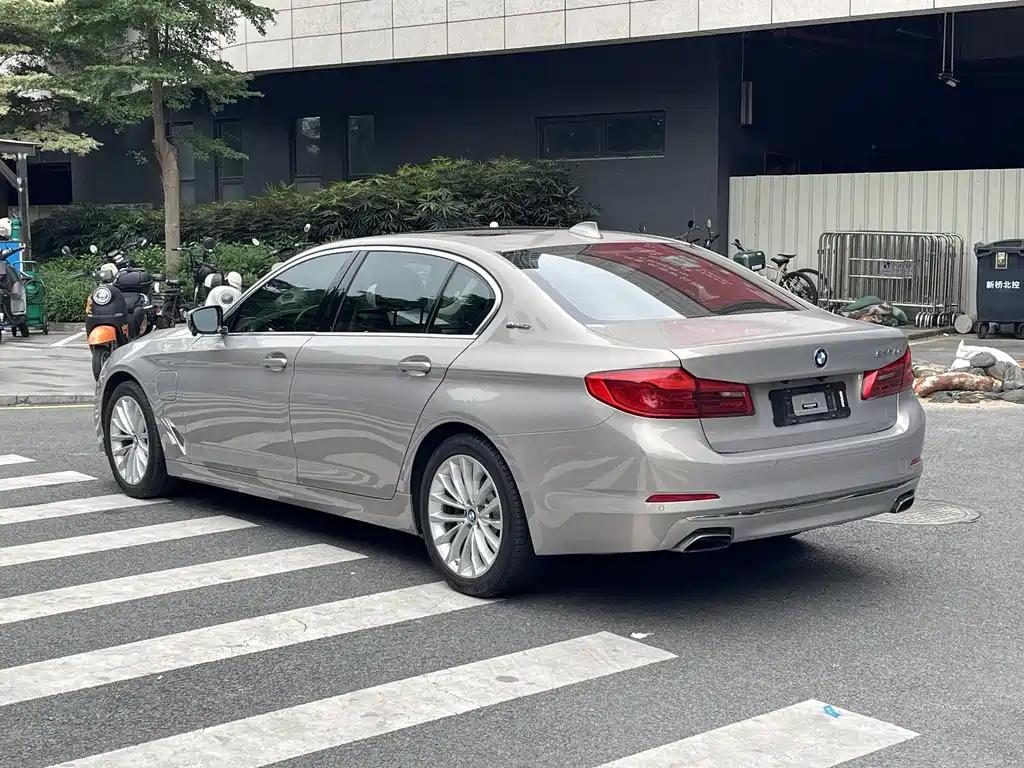 BMW 5 Series New Energy 2019 — фото 5