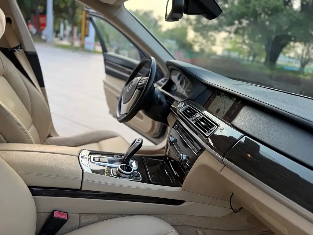 BMW 7 Series 2011 — фото 11