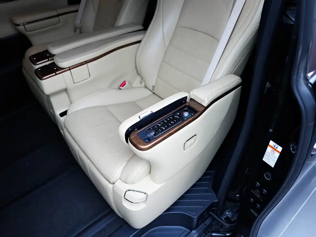Toyota Alphard 2017 — фото 30