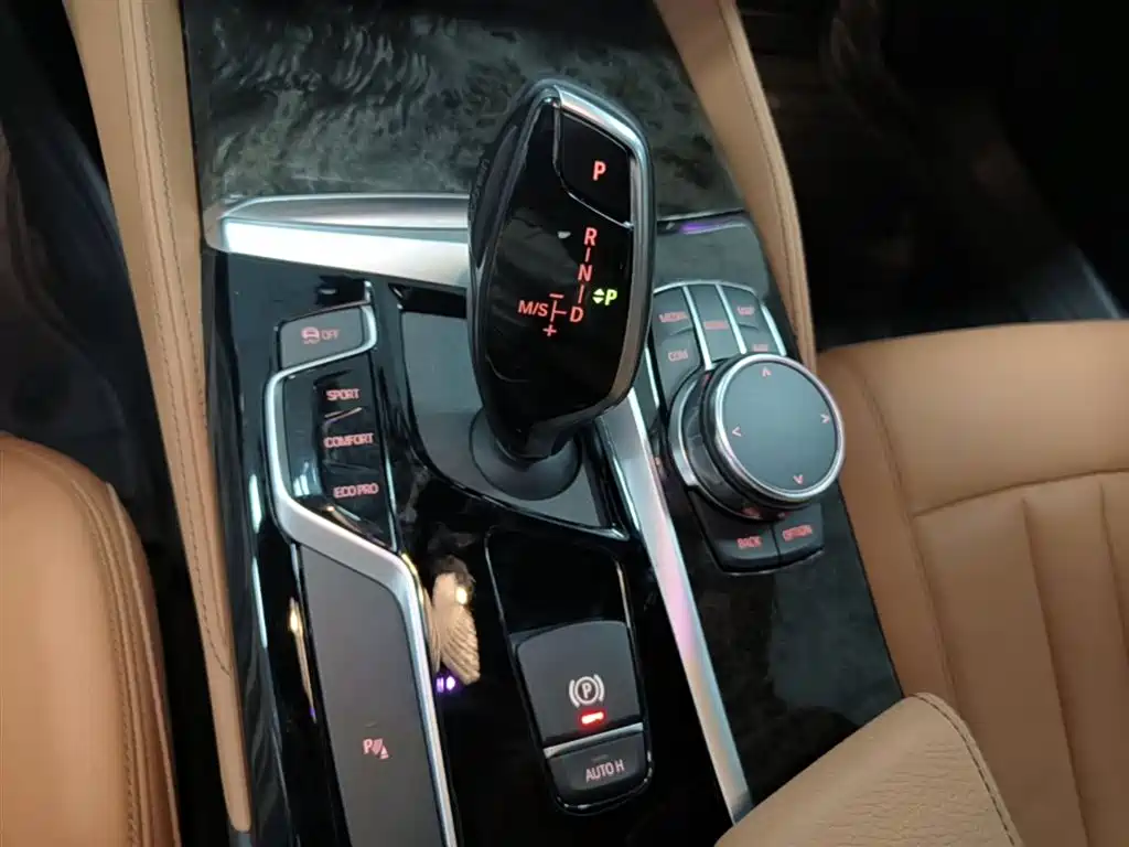 BMW 5 Series 2018 — фото 14