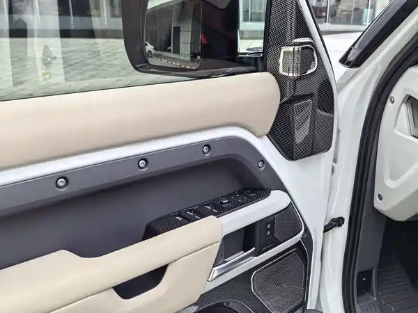 Land Rover Defender 2021