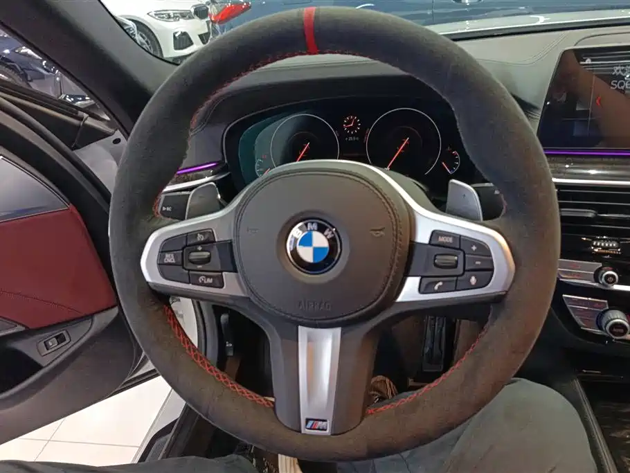 BMW 5 Series 2019 — фото 15