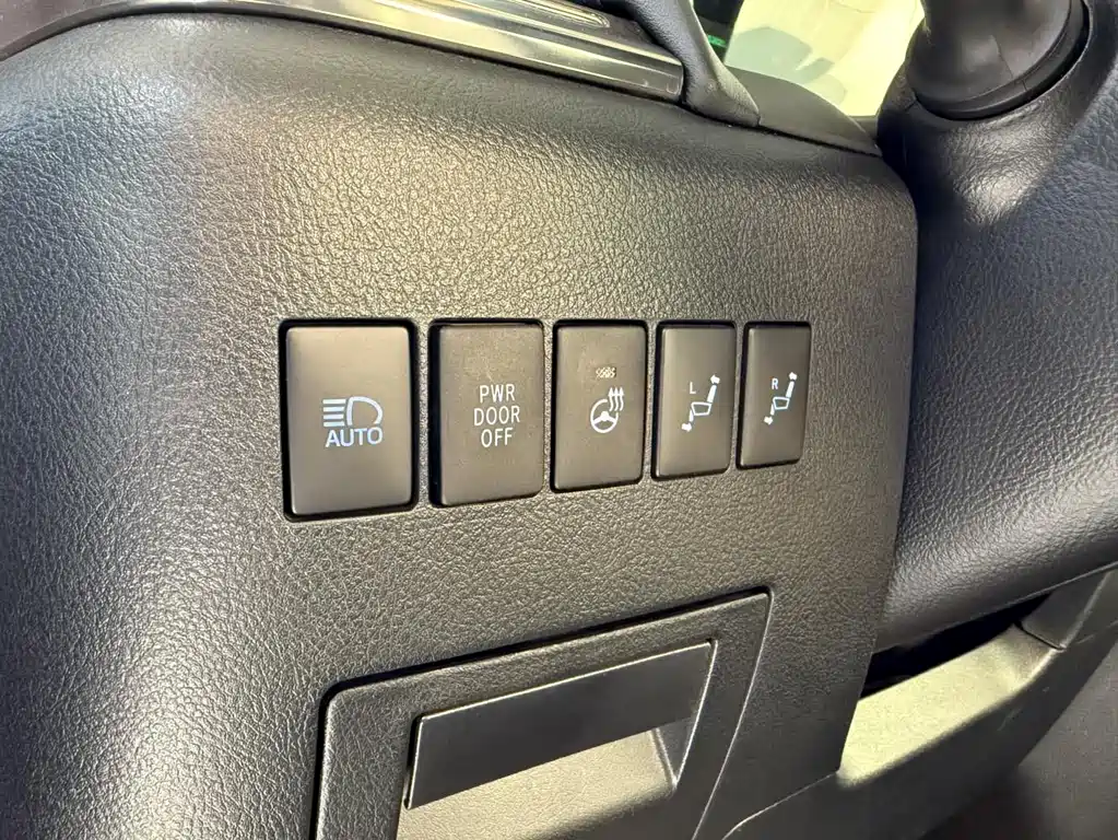 Toyota Alphard 2022 — фото 18
