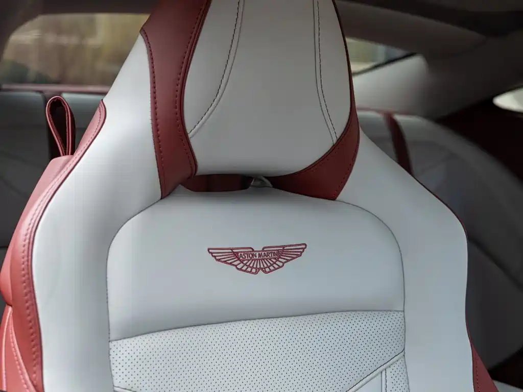 Aston Martin DBS 2019 — фото 18