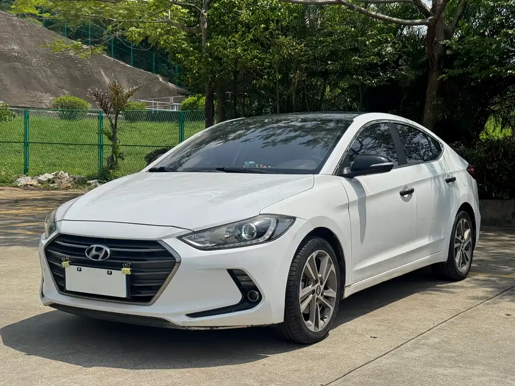 Hyundai Elantra 2016 — фото 1
