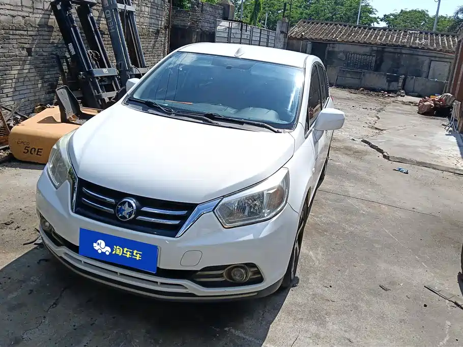 Venucia R50 2015