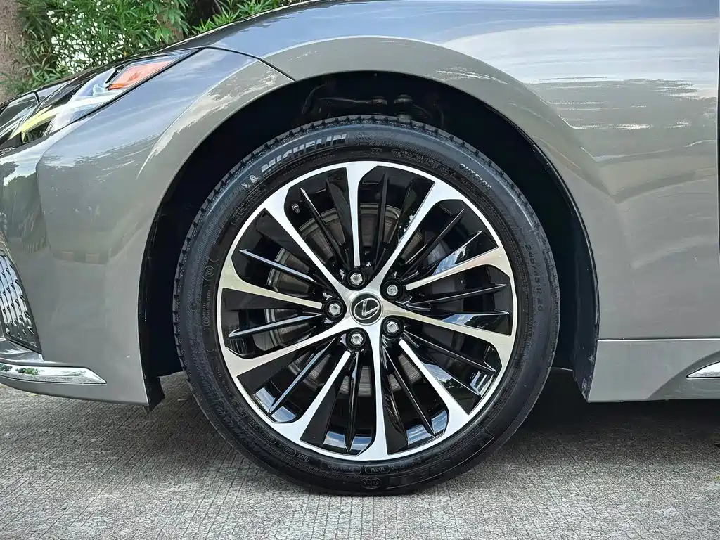 Lexus LS 2021