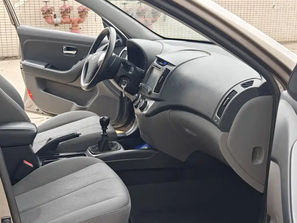 Hyundai Elantra 2015 — фото 12