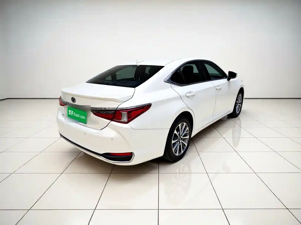 Lexus ES 2023