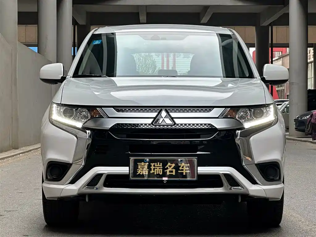 Mitsubishi Outlander 2023 — фото 2