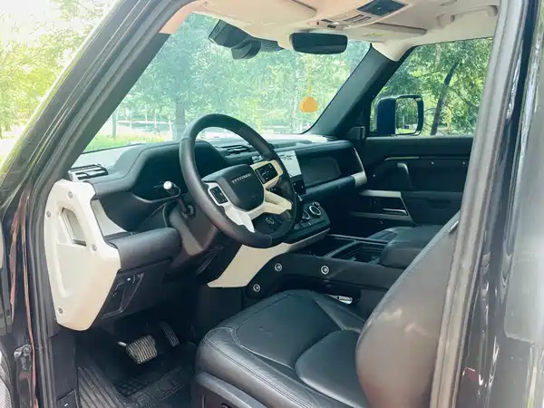 Land Rover Defender 2024