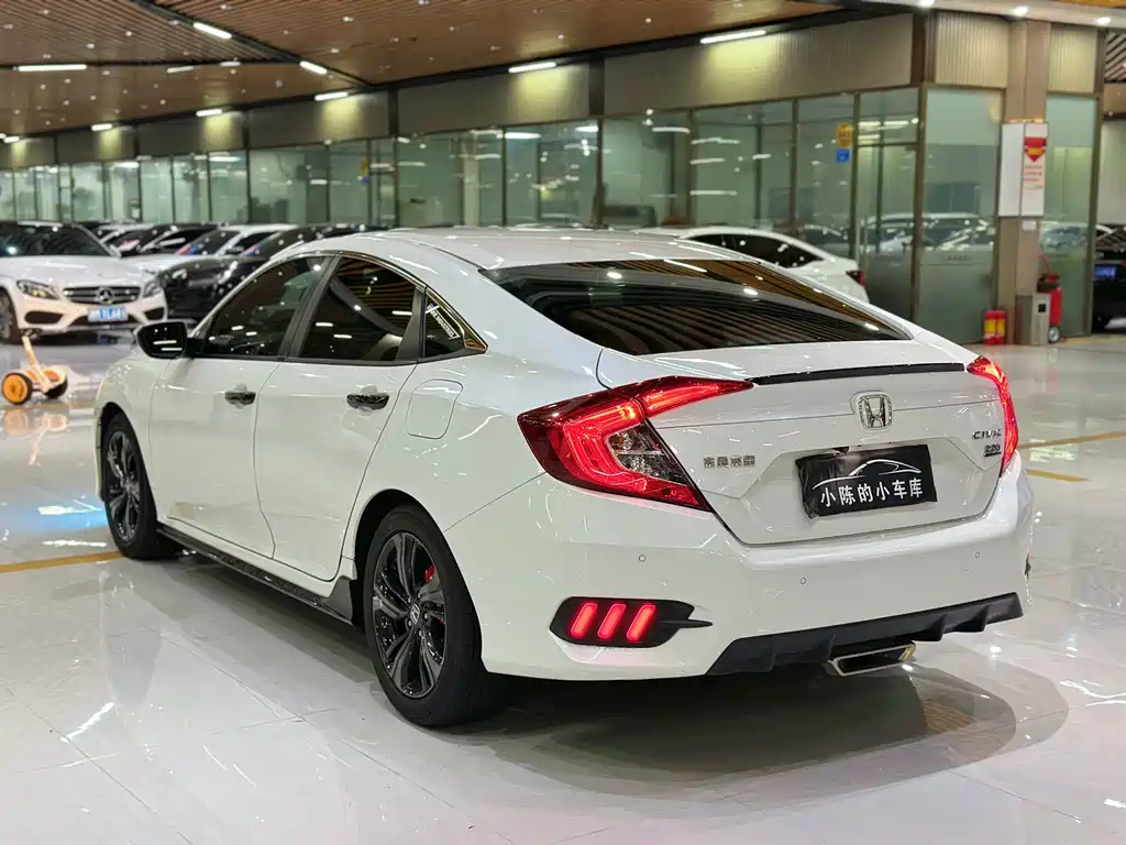 Honda Civic 2019 — фото 9