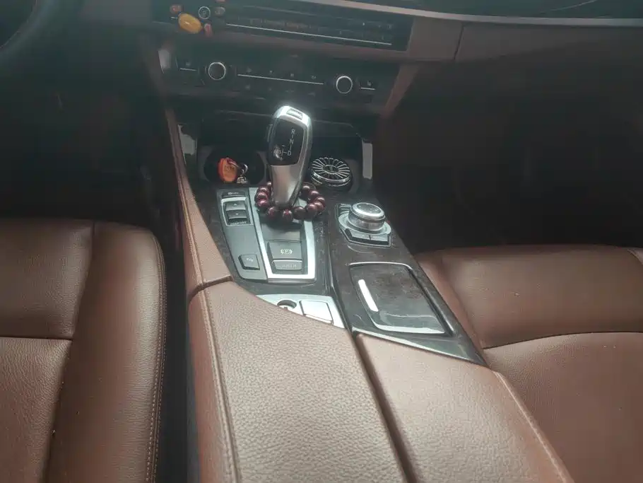BMW 5 Series 2016 — фото 16